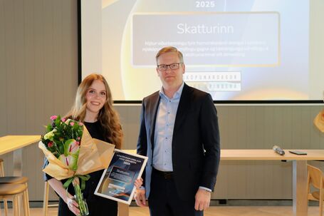 Hanna Sóley tekur á móti blómum og viðurkenningu í ramma
