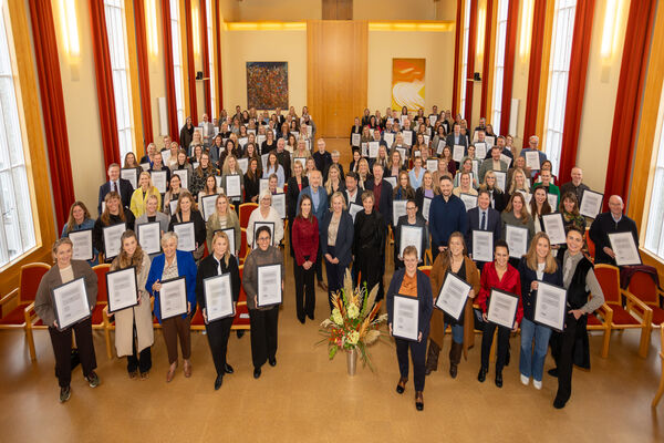 Hópmynd af viðurkenningarhöfum með viðurkenningarskjöl