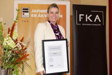 Fanney Einarsdóttir heldur á viðurkenningarskjali Skattsins