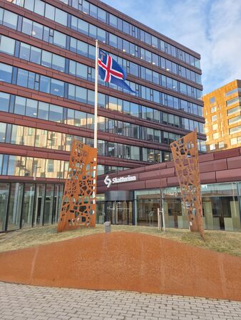 Mynd af íslenska fánanum að húni fyrir utan höfuðstöðvar Skattsins í Katrínartúni 6